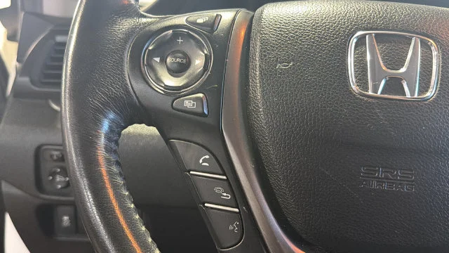 Used 2017 White Honda EX-L image 23