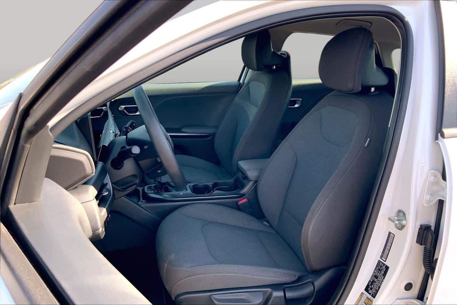 Used 2025 Snow White Pearl Kia LXS image 8