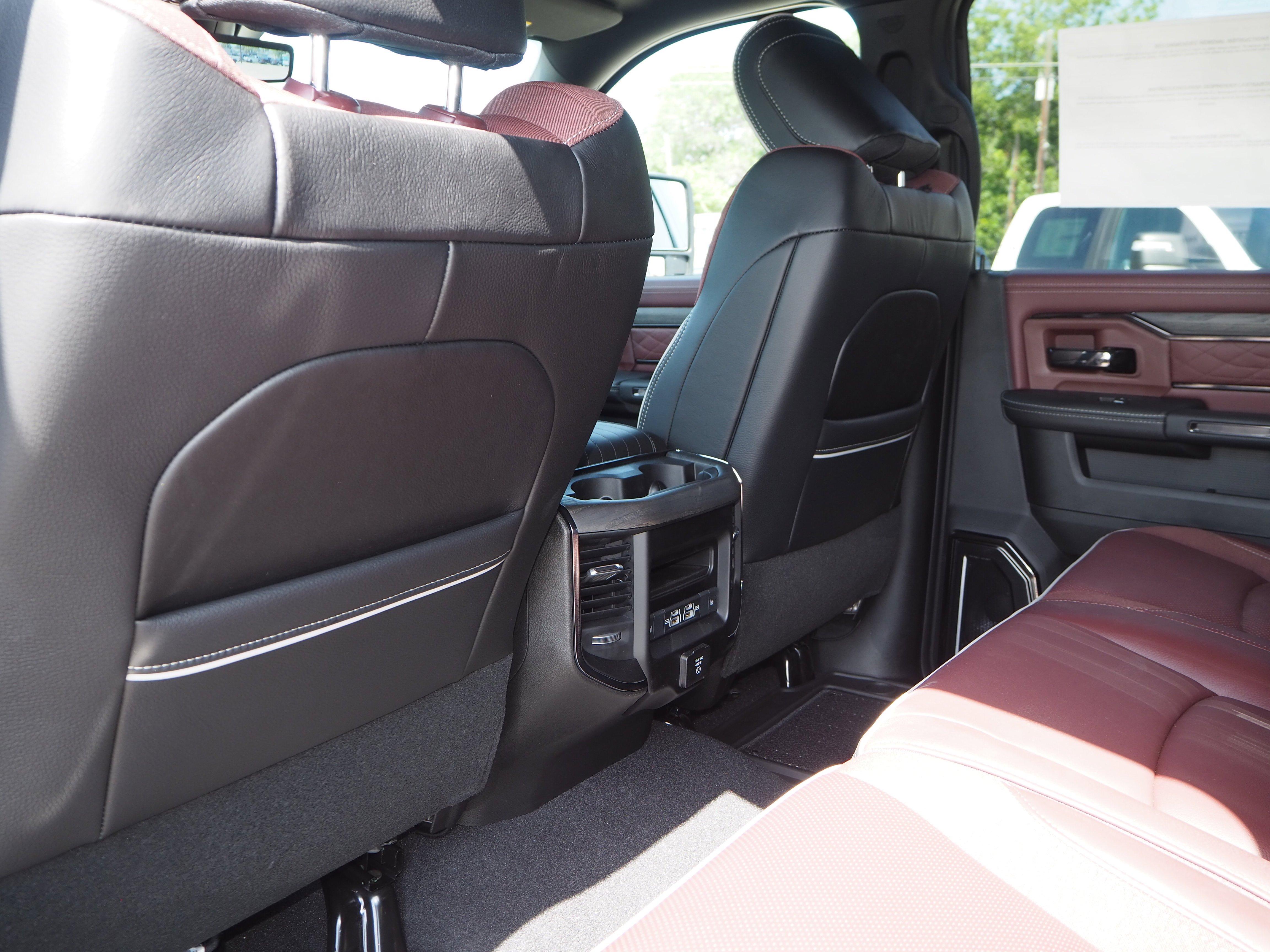 New 2025 Diamond Black Crystal Pearl-Coat Exterior Paint RAM Limited image 14