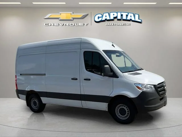 Used 2025  Mercedes-Benz NA image 9