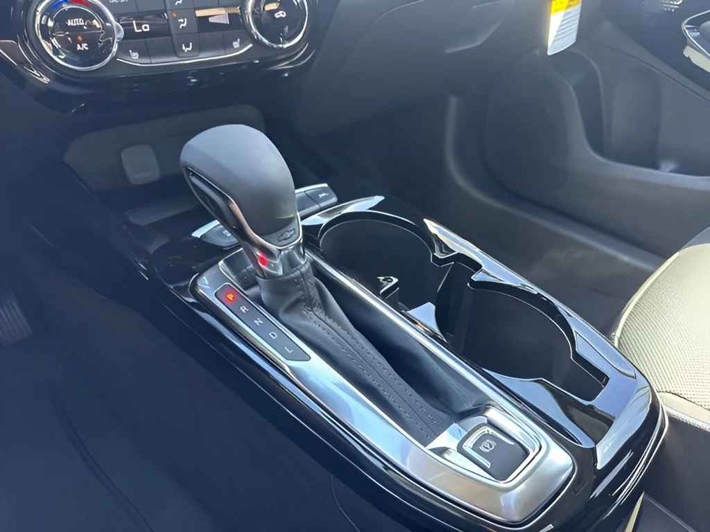 New 2026 Summit White Chevrolet ACTIV image 21