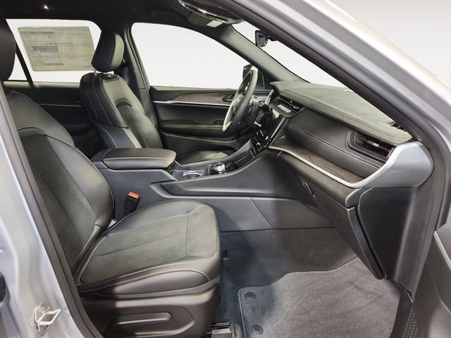 New 2026 Silver Zynith Exterior Paint Jeep Altitude image 15