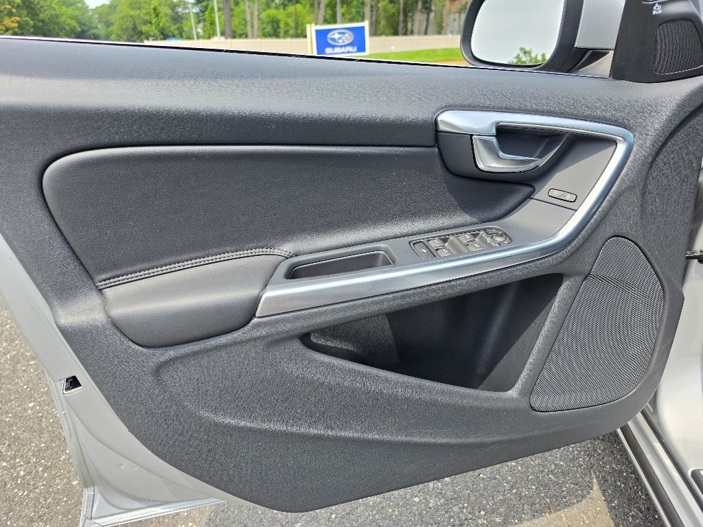 Used 2016 Silver Volvo T5 Drive-E Premier image 29