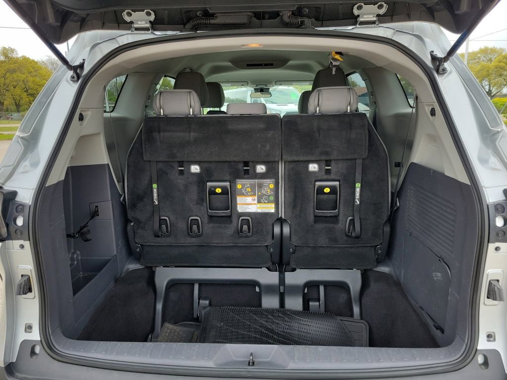 Used 2022  Toyota LE image 7