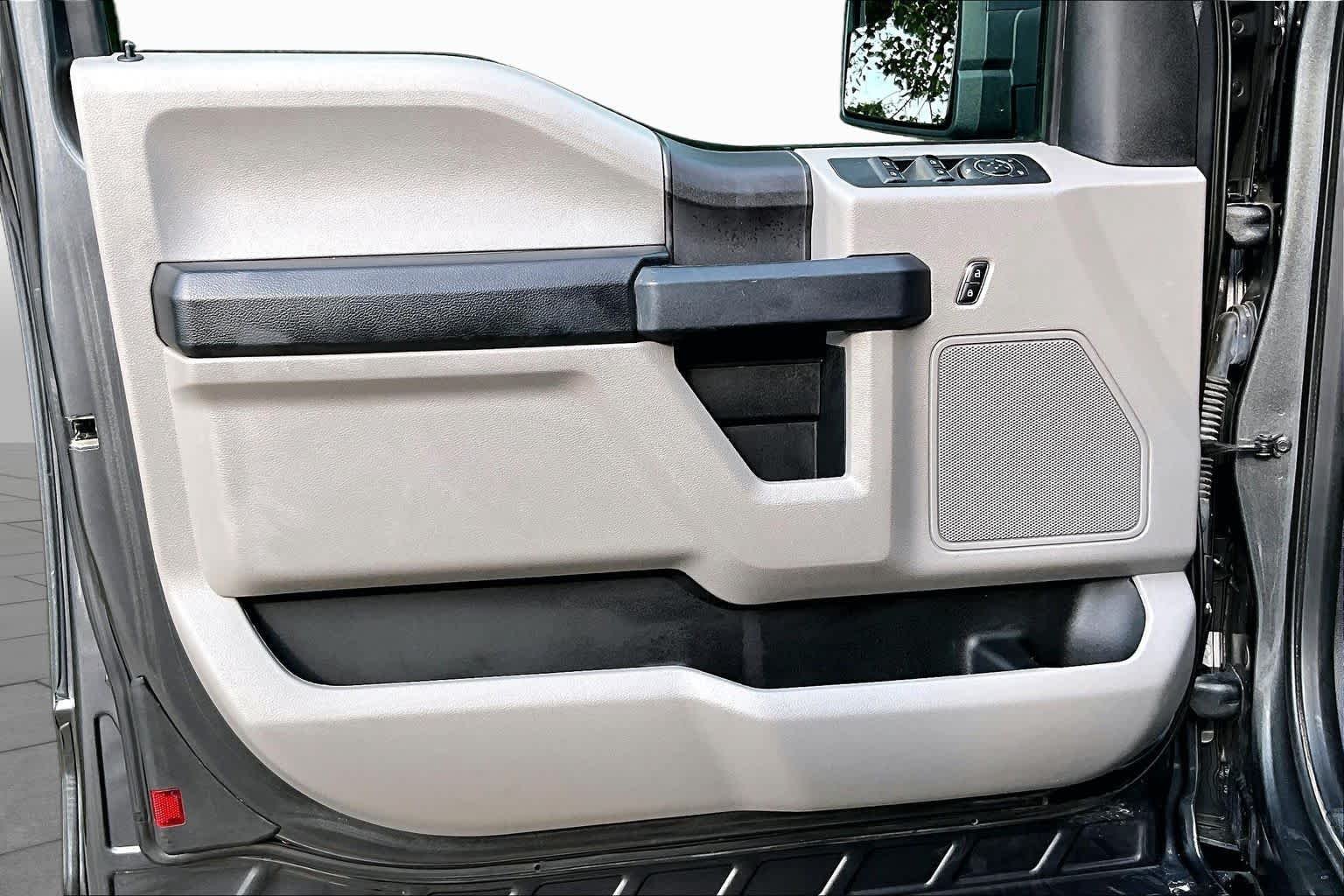 Used 2019 Magnetic Metallic Ford XL image 22