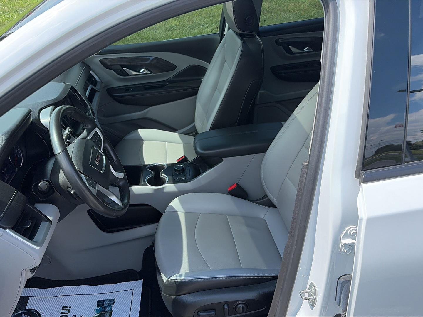 Used 2022 SUMMIT WHITE GMC SLT image 10