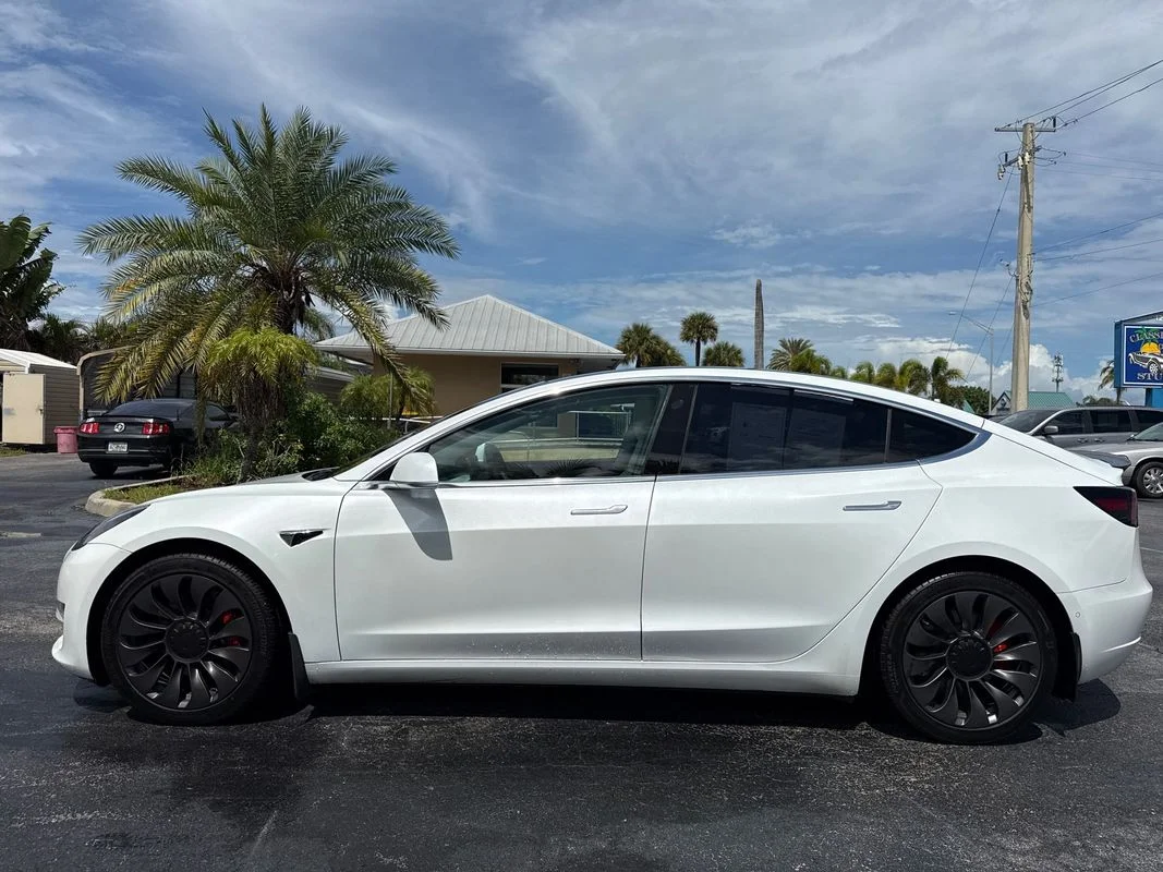Used 2018 White Tesla  image 2