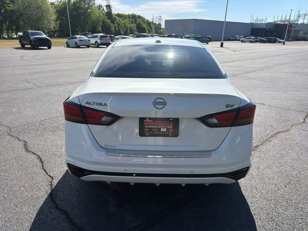 Used 2023 White Nissan 2.5 SV image 6