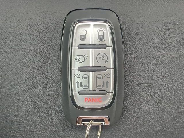 New 2026 Silver Mist Clear-Coat Exterior Paint Chrysler Select image 36