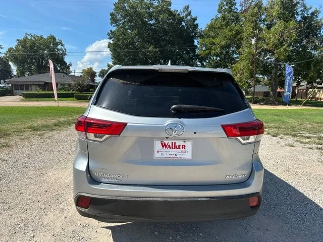 Used 2019 Silver Toyota XLE image 12