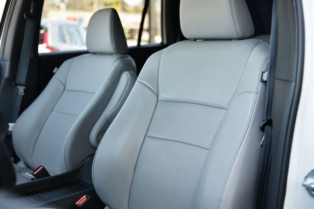 Used 2023 Platinum White Pearl Honda EX-L image 23