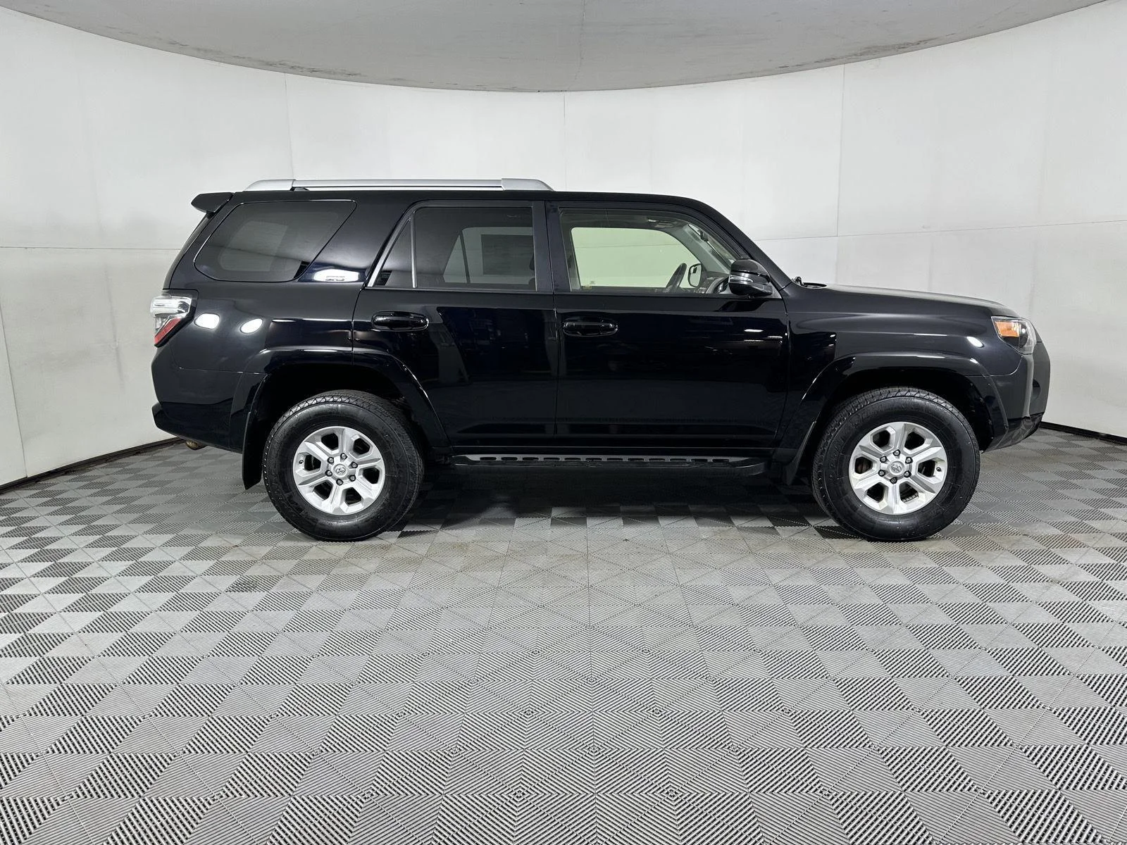 Used 2018 Midnight Black Metallic Toyota SR5 Premium image 18