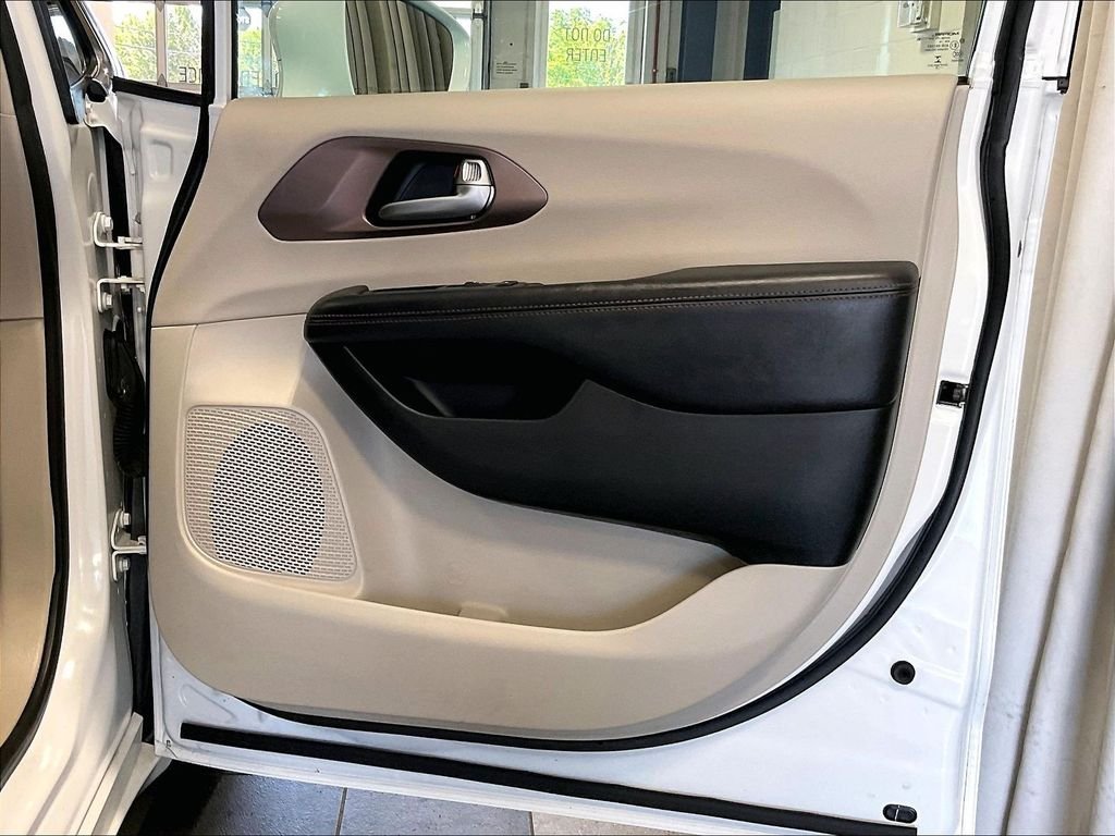 Used 2018 White Chrysler Touring L image 12