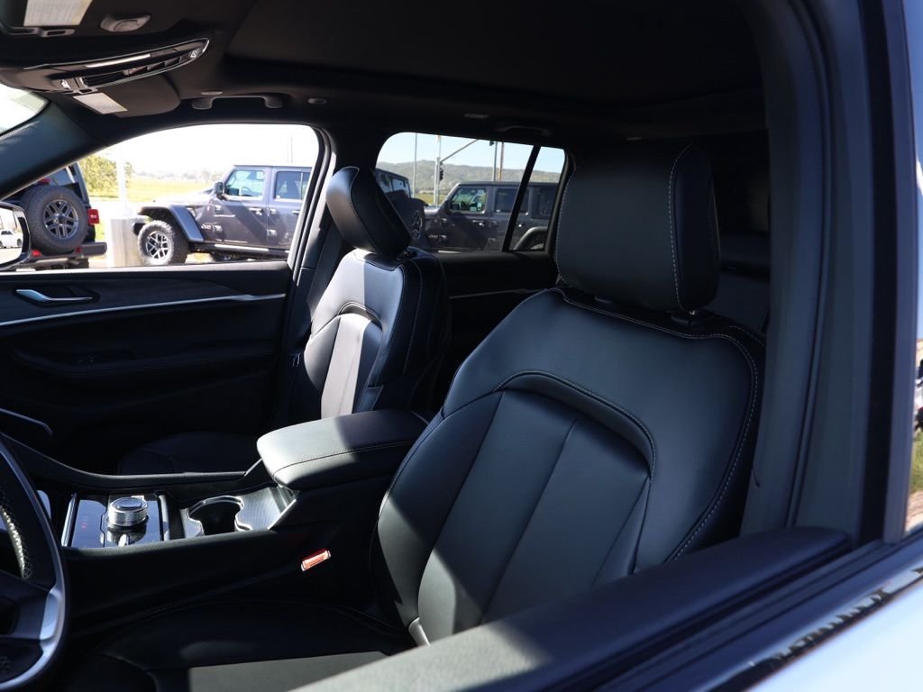 New 2026 Bright White Clear-Coat Exterior Paint Jeep Limited image 14