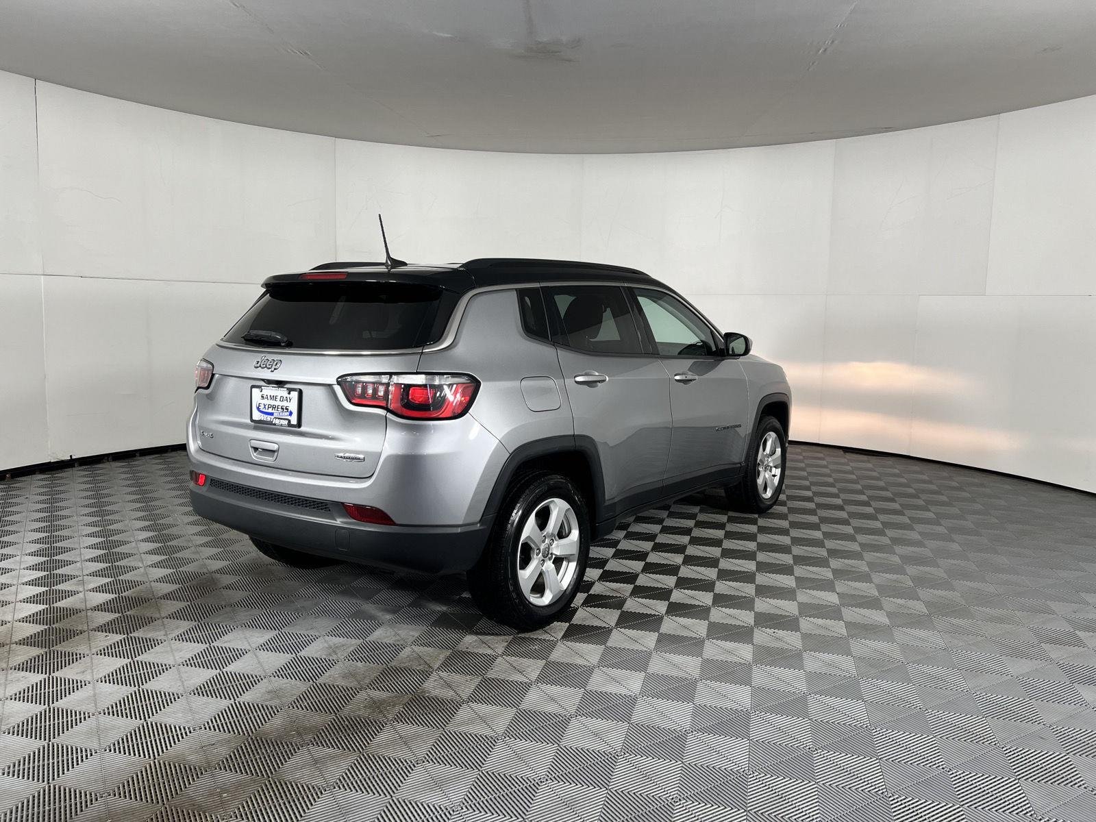 Used 2019 Billet Silver Metallic Clearcoat Jeep Latitude image 23
