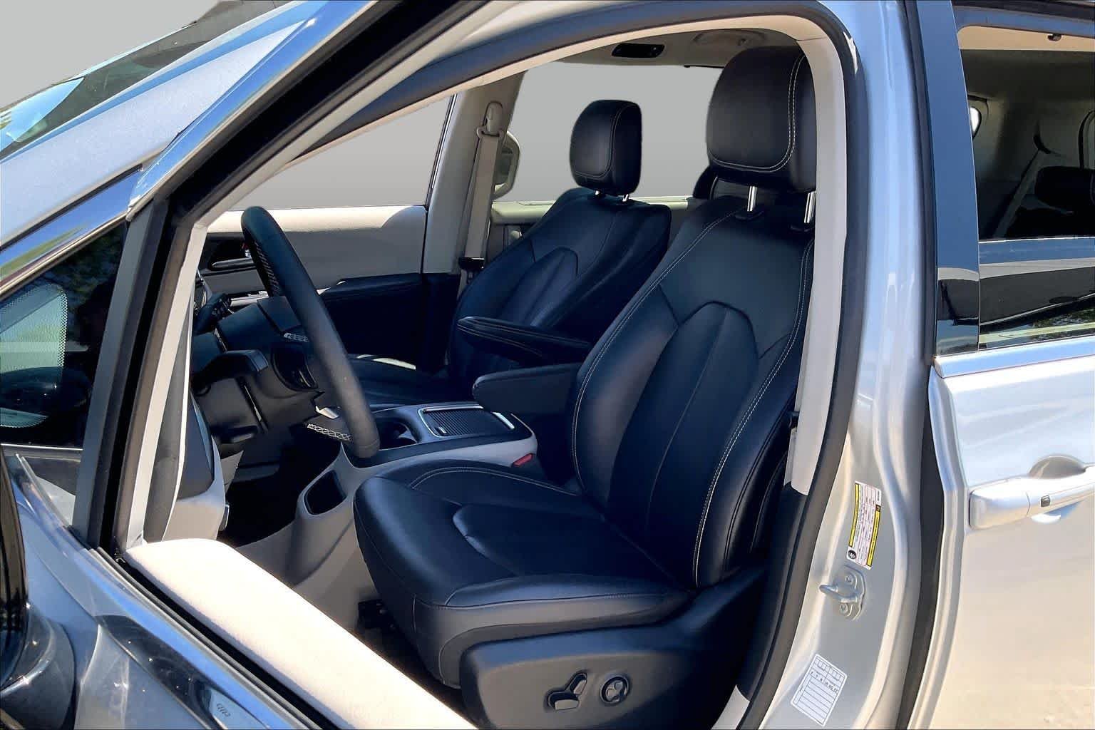 Used 2024 Silver Mist Clearcoat Chrysler Touring L image 8