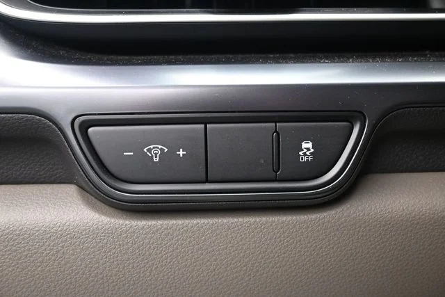 Certified Used 2025 Metal Kia LXS image 8