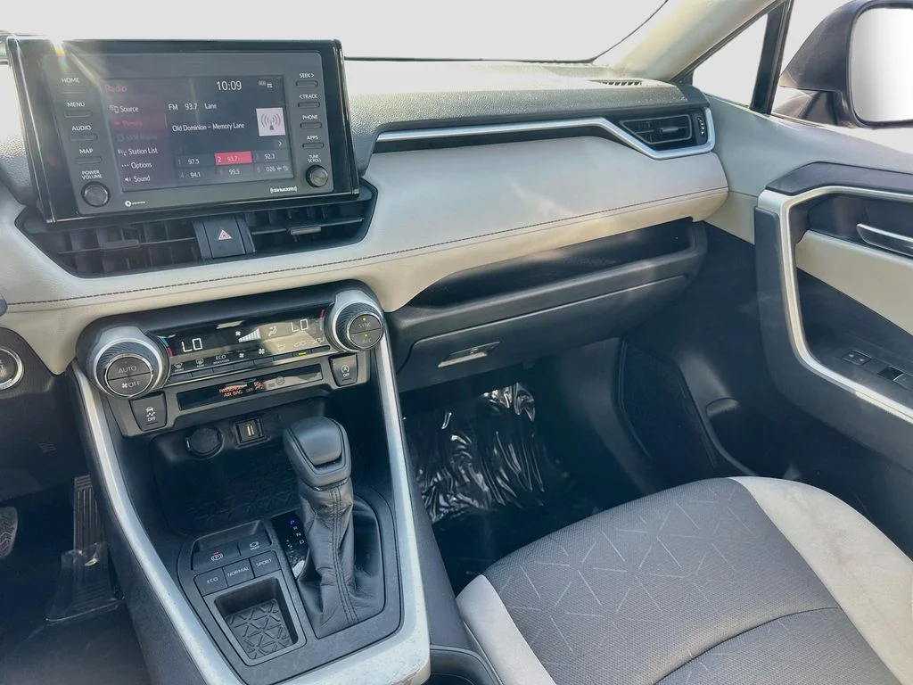 Used 2022 Silver Toyota XLE image 22