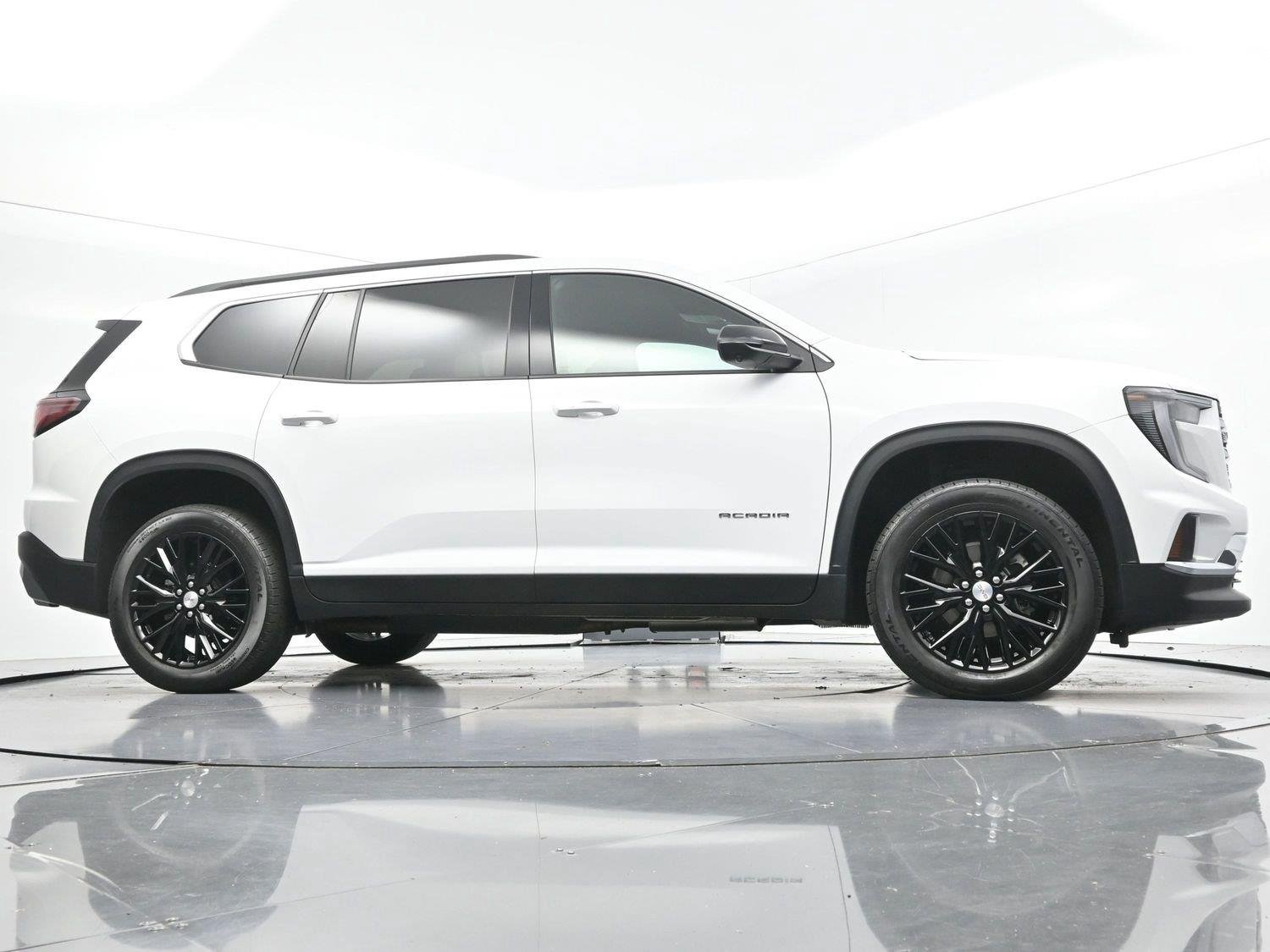 Used 2024 Summit White GMC FWD Elevation image 45