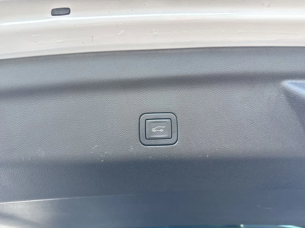 Used 2026 Polar White Tricoat Chevrolet Premier image 33