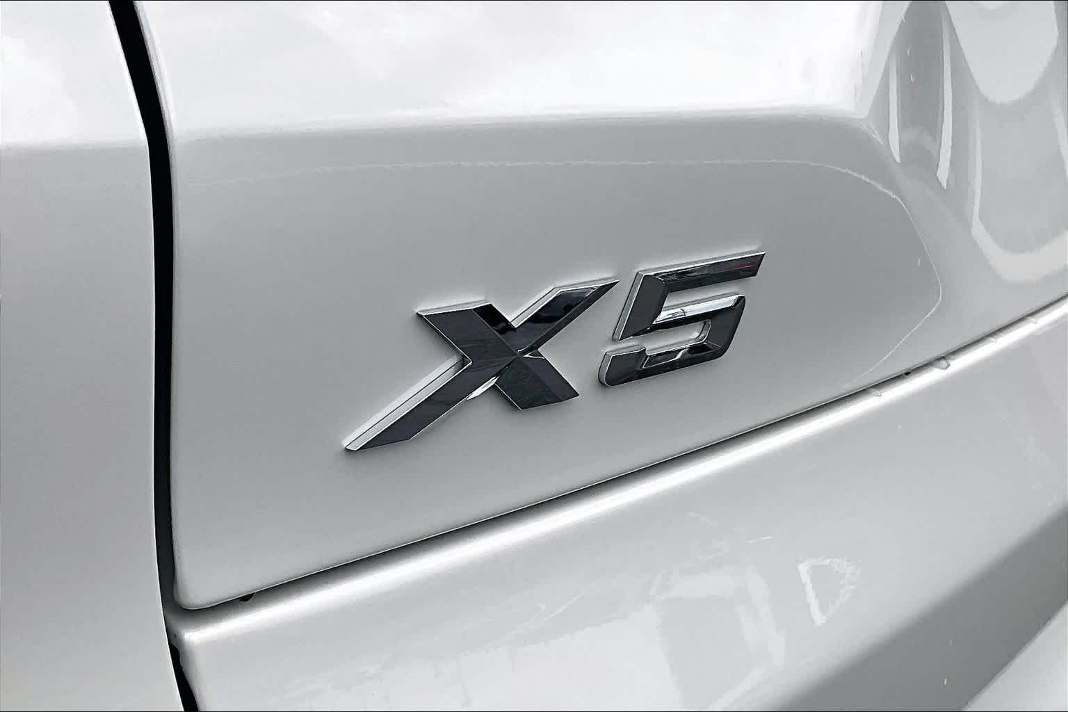 New 2026 Mineral White Metallic BMW sDrive40i image 16