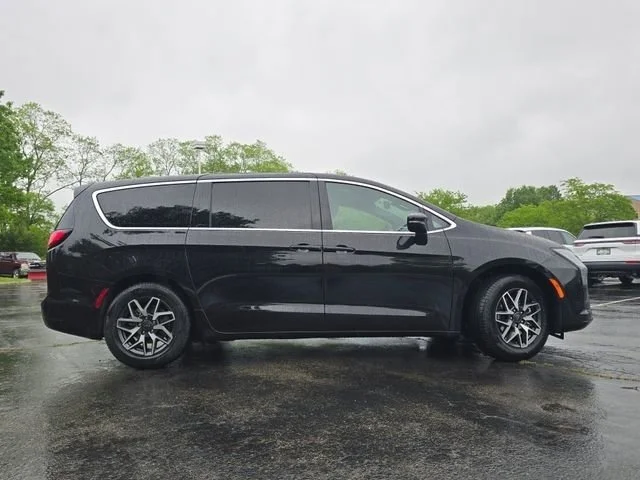 New 2027 Diamond Black Crystal Pearlcoat Chrysler Limited image 30