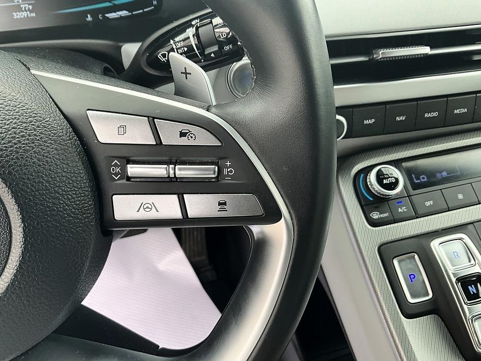 Used 2023 White Hyundai SEL image 32