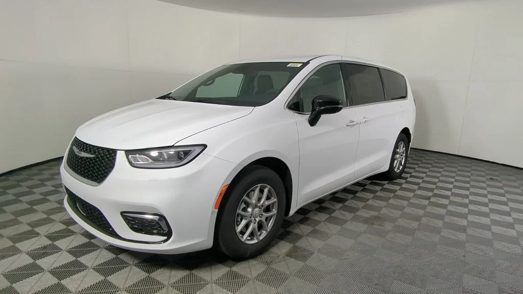 New 2026 Bright White Clear-Coat Exterior Paint Chrysler Select image 9