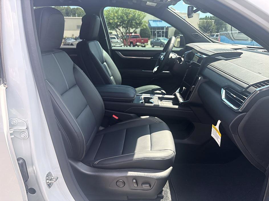 Used 2024 Summit White GMC FWD Elevation image 7
