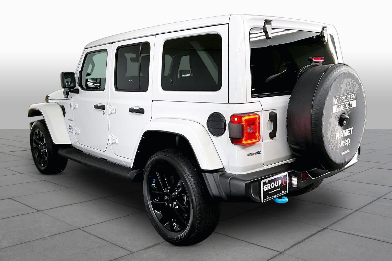 Used 2022 Bright White Clearcoat Jeep Unlimited Sahara image 11