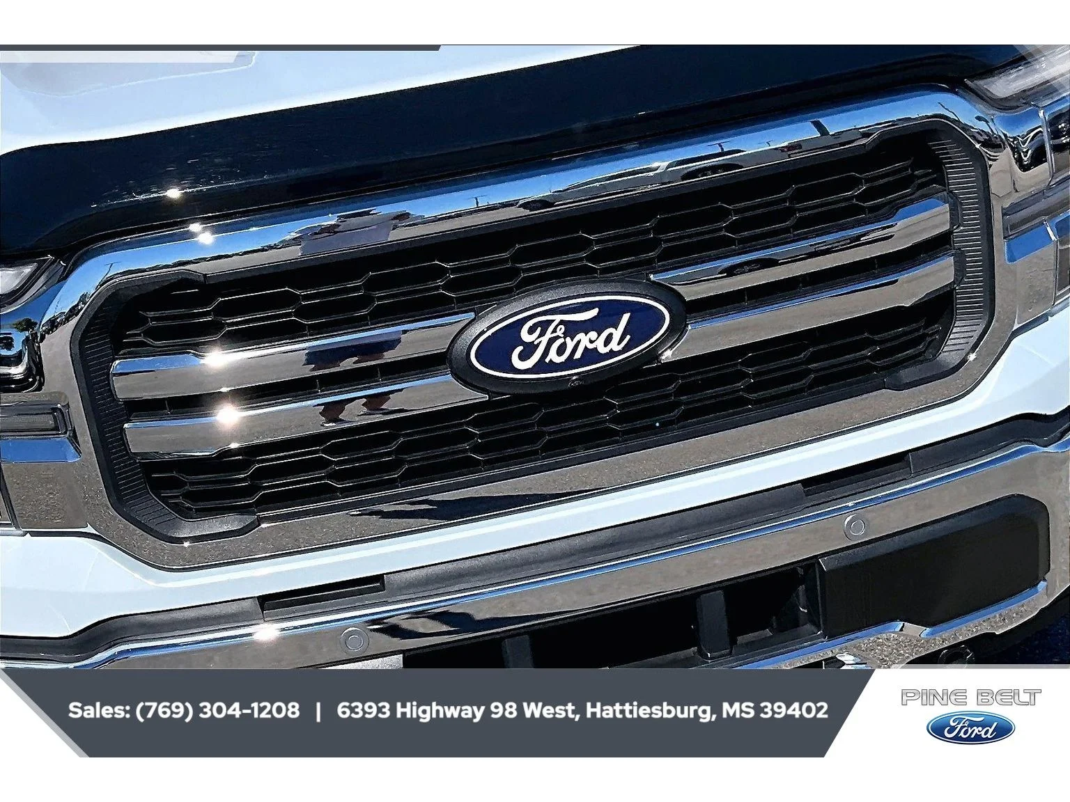 Used 2025 Space White Metallic Ford LARIAT image 22