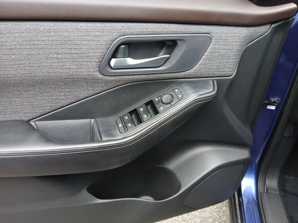 Used 2022 Blue Nissan SV image 12