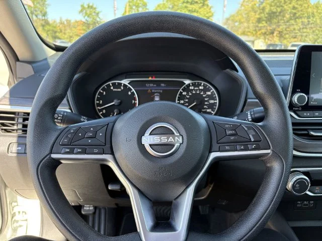 Used 2025 White Nissan 2.5 SV image 27
