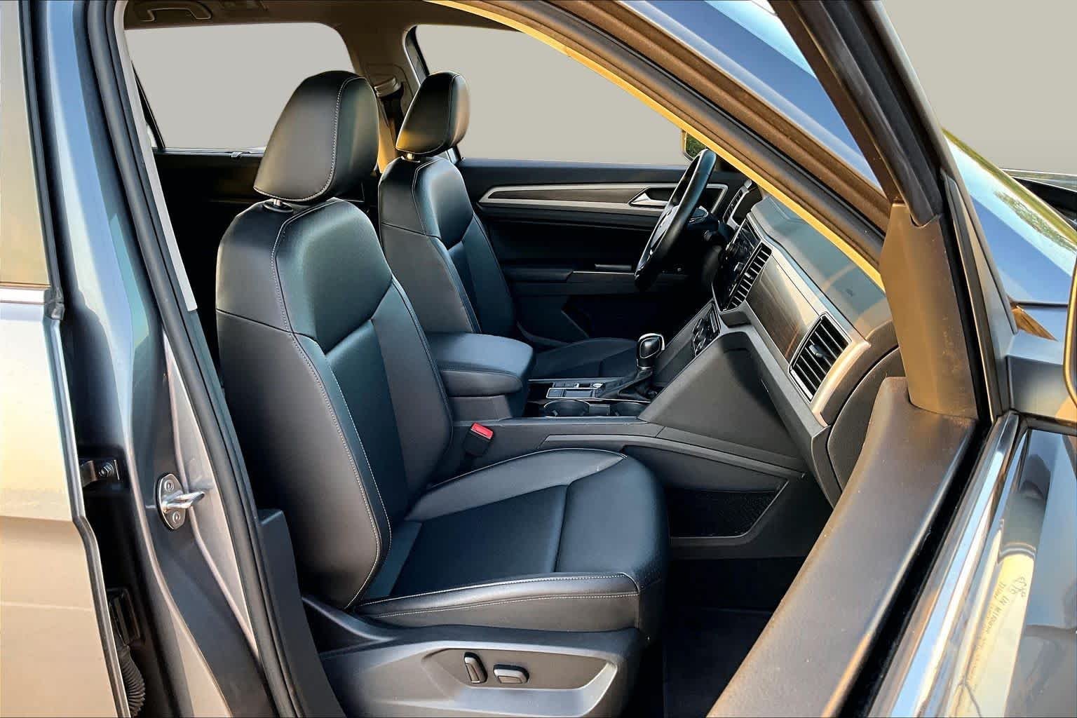 Used 2019 Platinum Gray Metallic Volkswagen 3.6L V6 SEL R-Line image 9