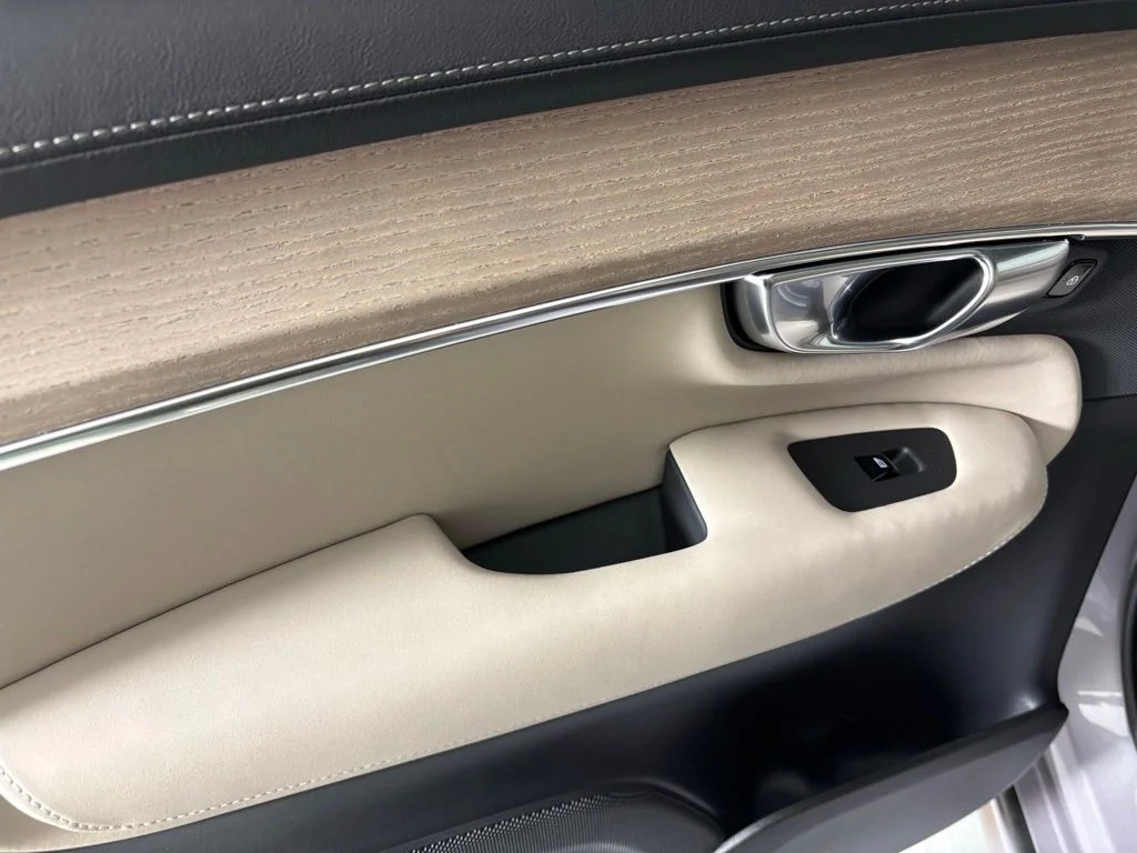 New 2026 Silver Volvo B6 Plus 7-Seater image 35