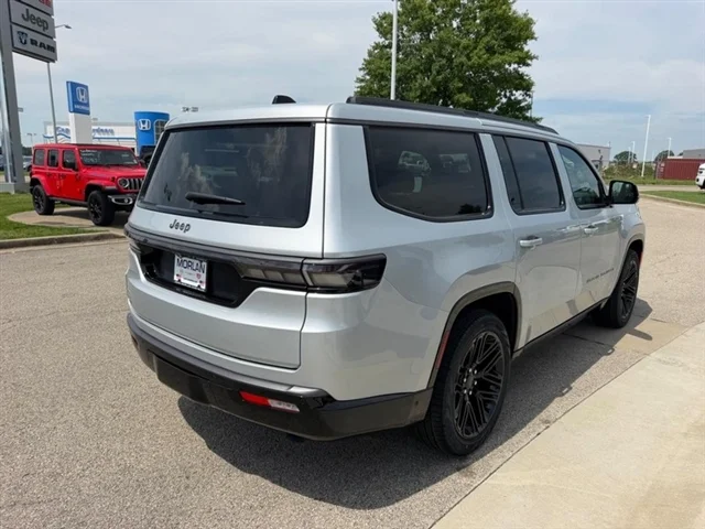New 2026 Silver-Zynith Exterior Paint Jeep Limited Reserve image 4