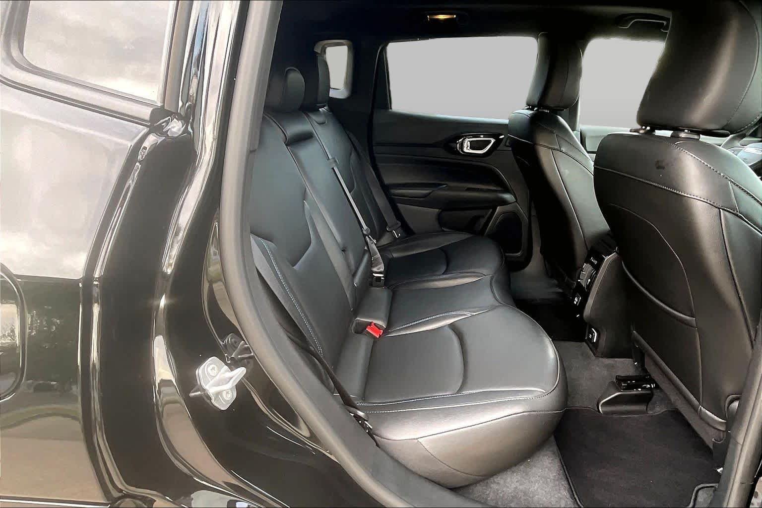 Used 2025 Diamond Black Crystal Pearlcoat Jeep Limited image 20