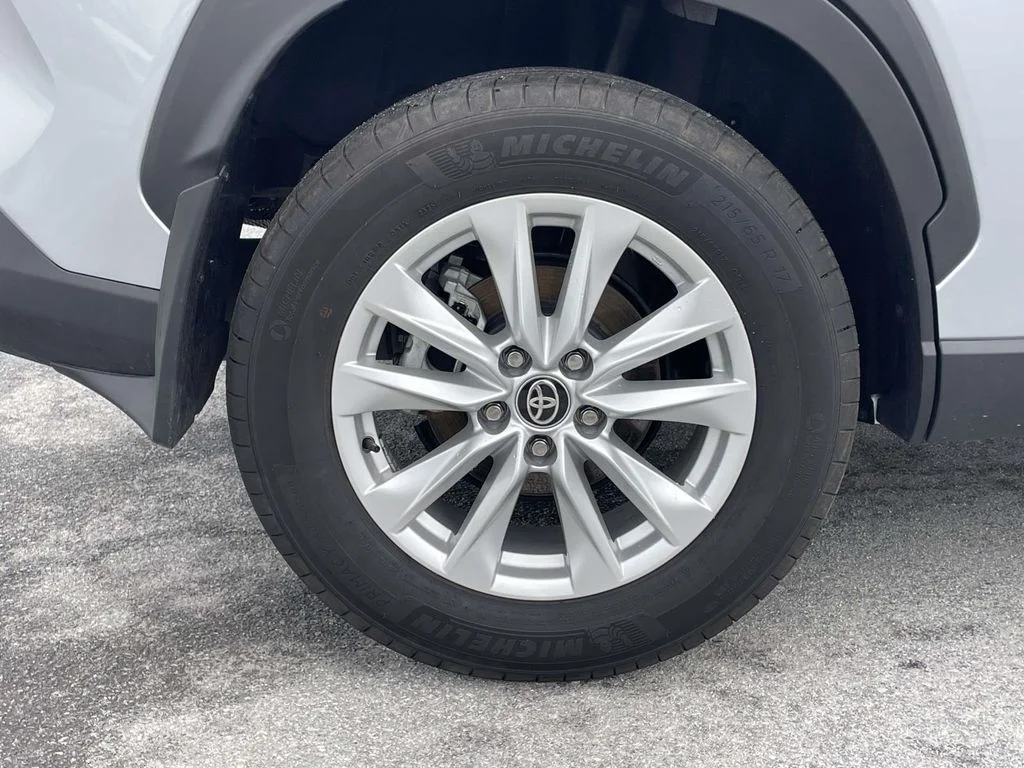 2025 Toyota Corolla Cross LE - Photo 30