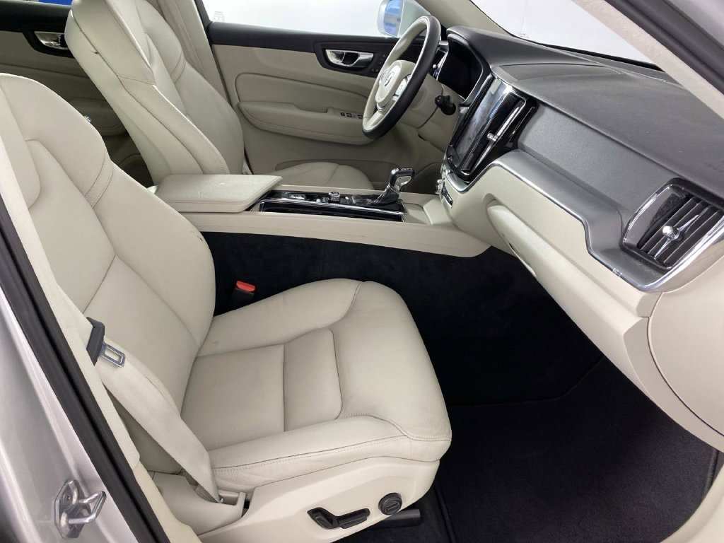 Used 2019 Silver Volvo T5 Momentum image 10