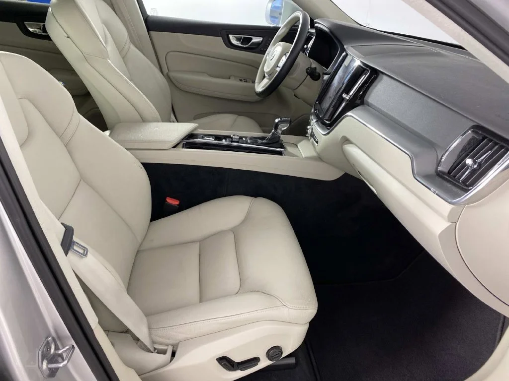 Used 2019 Bright Silver Metallic Volvo T5 Momentum image 10