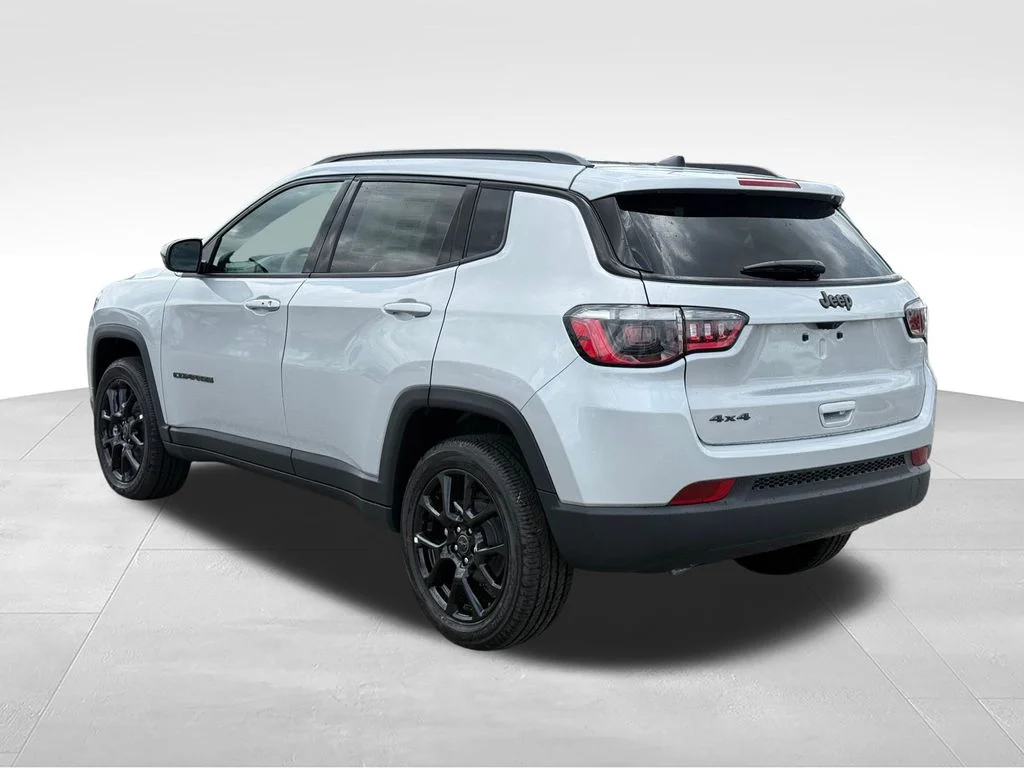 New 2026 Silver Zynith Metallic Clear-Coat Exterior Paint Jeep Latitude image 3