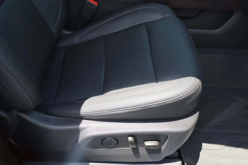Used 2023 Silver GMC SLT image 28
