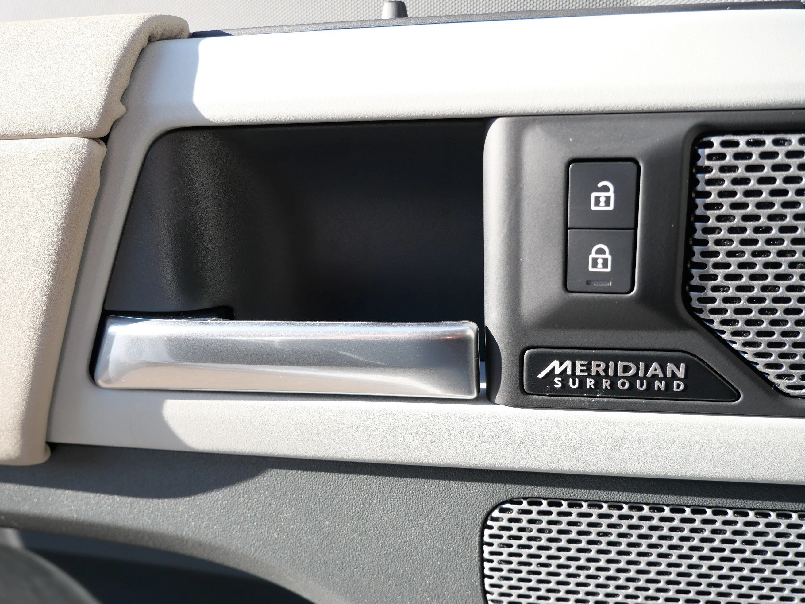 Used 2023 Fuji White Land Rover SE image 27