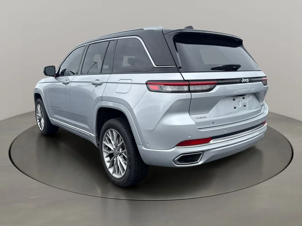Used 2022 Silver Jeep Summit image 5
