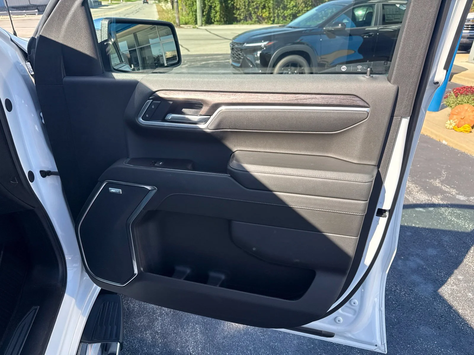 Used 2025 Summit White Chevrolet LTZ image 22