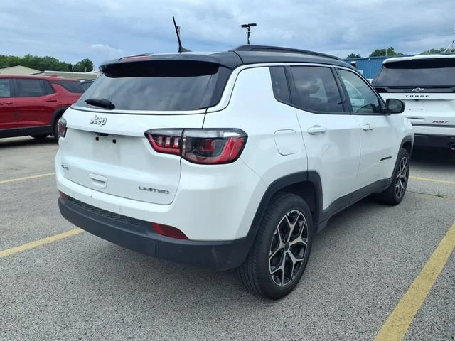 Used 2025  Jeep Limited image 4