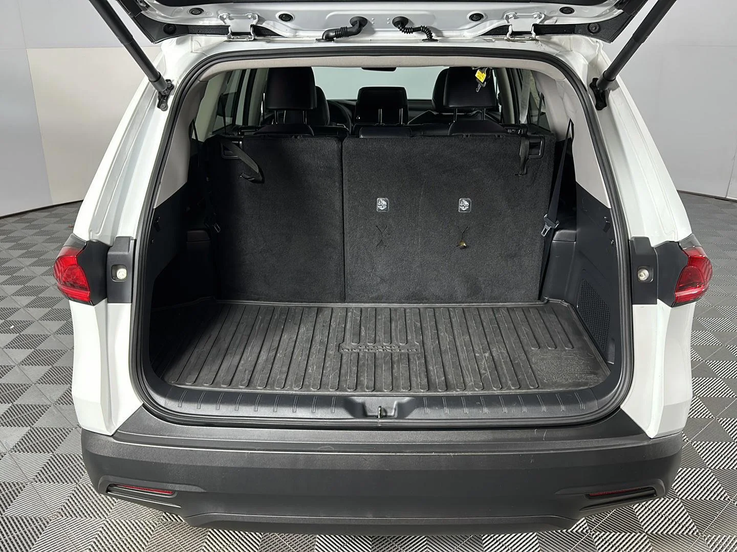 Used 2024 Wind Chill Pearl Toyota XLE image 25