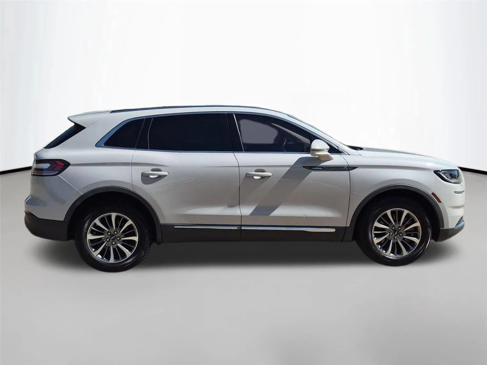Used 2022 Ceramic Pearl Metallic Tinted Clearcoat Lincoln Reserve image 6