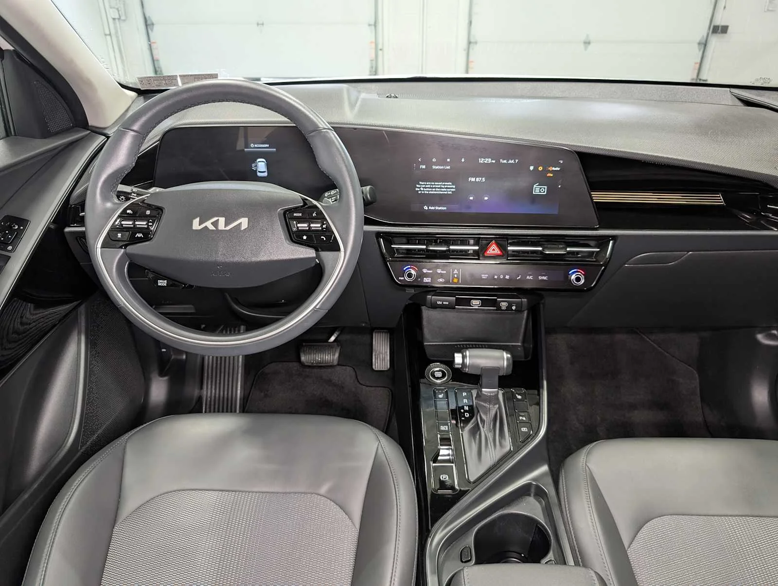 Used 2024 Snow White Pearl Kia EX image 17