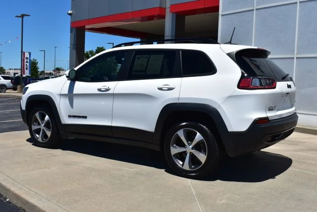 Used 2020 White Jeep Latitude image 7